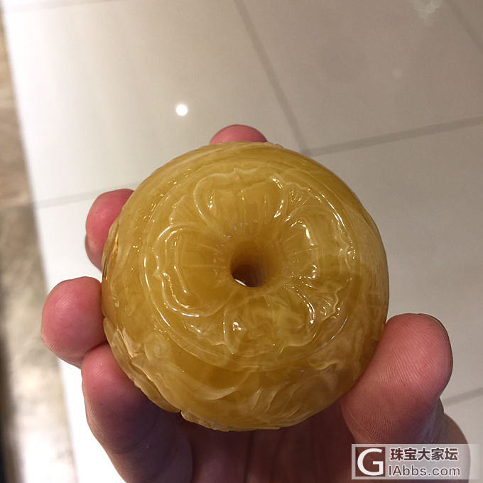 给大家看个焦皮料的扣子_挂件蜜蜡