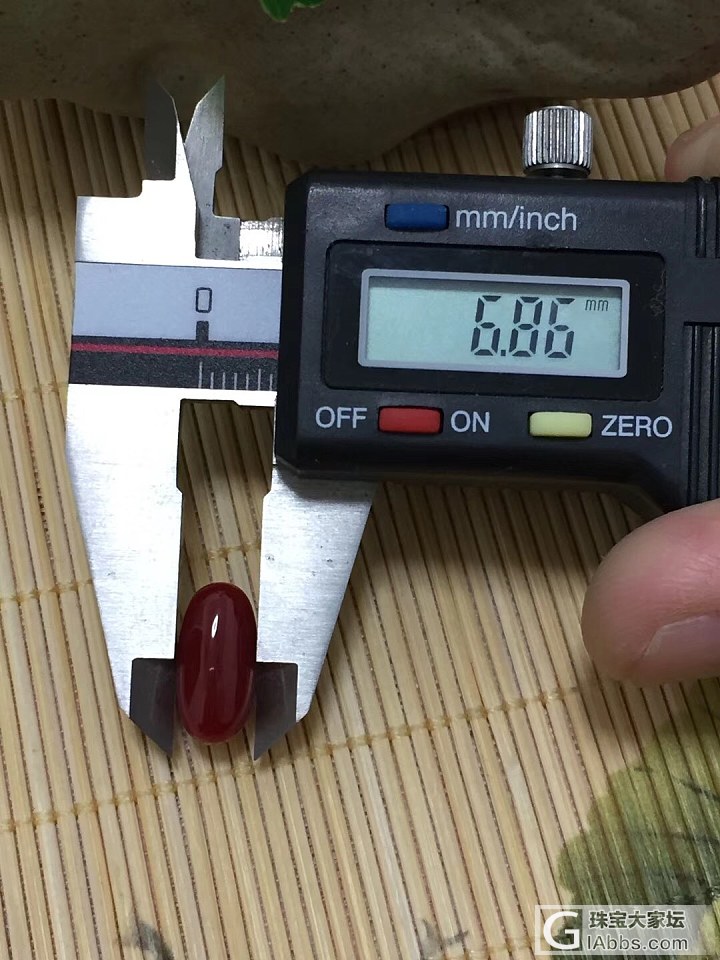 日本阿卡黑牛血珊瑚戒面，0.81克，玻璃质感_蛋面珊瑚