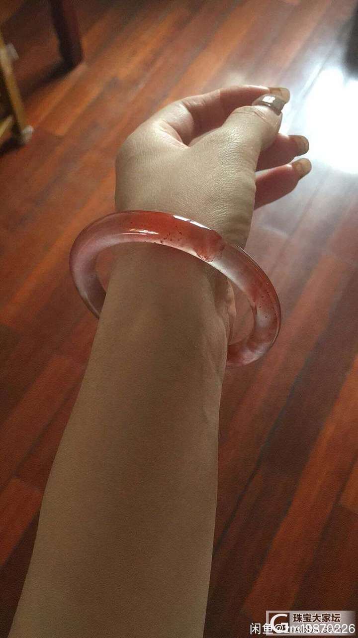 出两个镯子及吊坠套装_南红挂件手镯翡翠