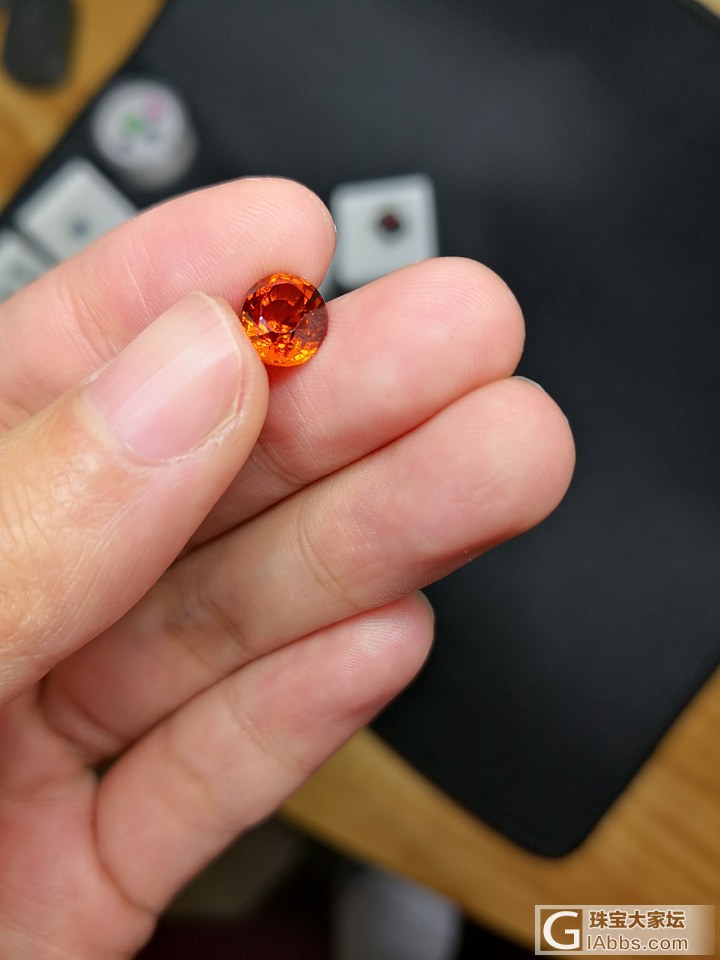 芬达石榴石 小灯泡_芬达刻面宝石