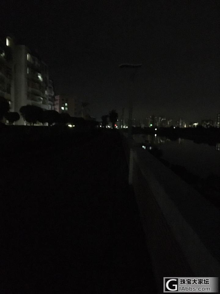 久违的夜跑。路灯尽处问何境，明暗未知需挺步，年少何惧路坎坷，所行所走皆为道。_运动