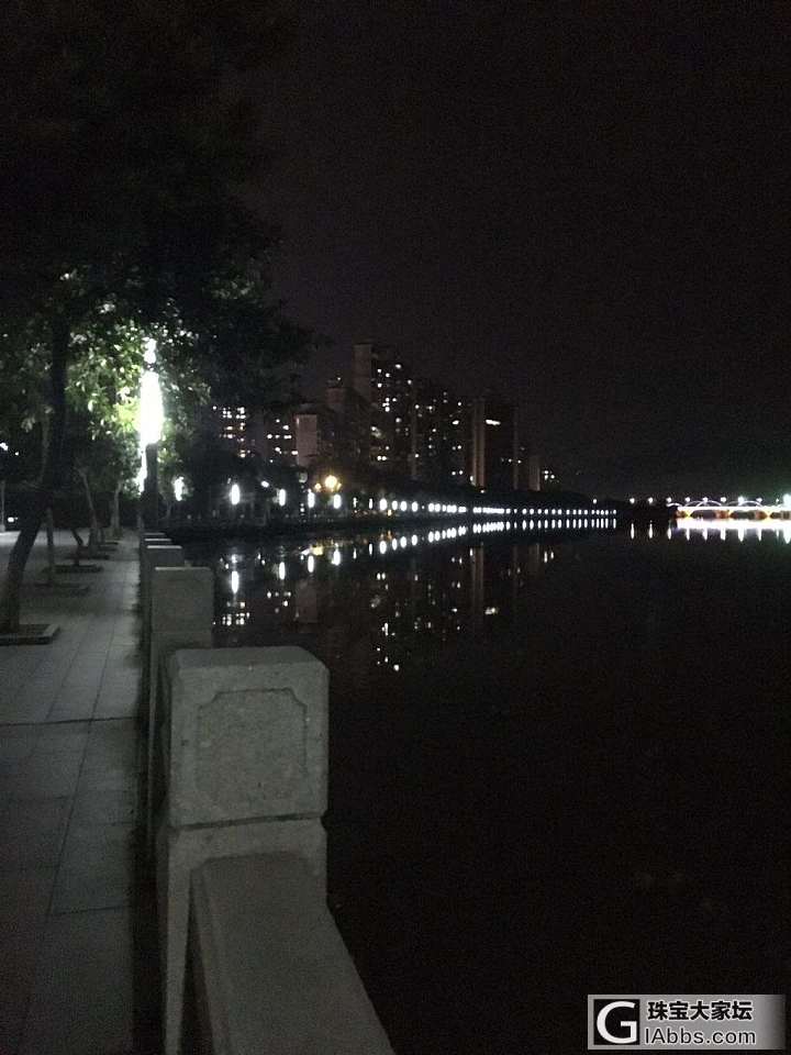 久违的夜跑。路灯尽处问何境，明暗未知需挺步，年少何惧路坎坷，所行所走皆为道。_运动