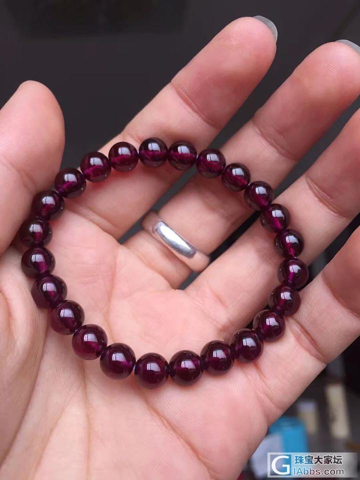 看上个石榴石，不知道哪个色（酒红和橙色）好看，求助买过的姐妹。谢谢，皮肤不白也不黑_珠串石榴石