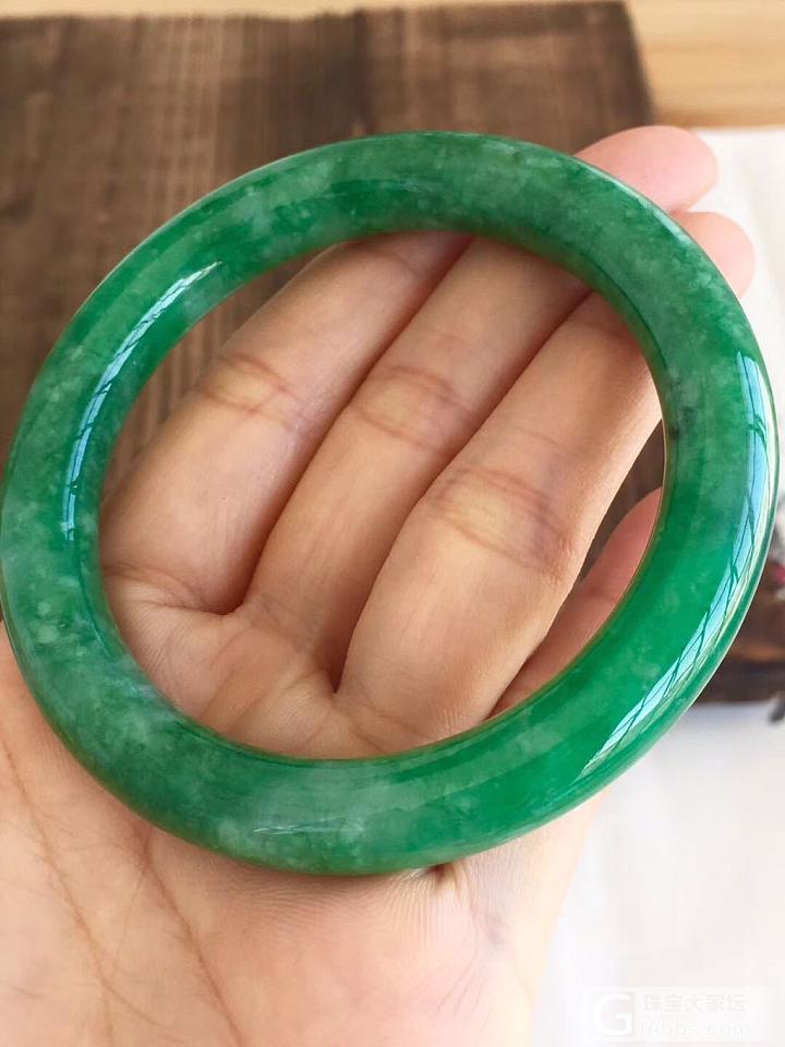 辣绿圆条手镯_手镯翡翠