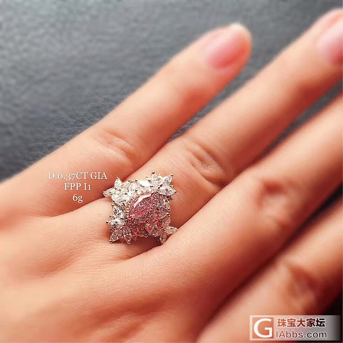 *成品粉钻*   新货
参数：主石0.37CT GIA FPP I1  小白1...._戒指彩钻