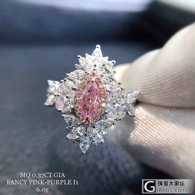 *成品粉钻*   新货
参数：主石0.37CT GIA FPP I1  小白1...._戒指彩钻