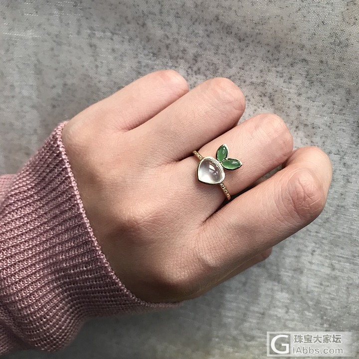 好漂亮的萝卜白冰满绿戒指~~手也好好看呐~~_戒指翡翠