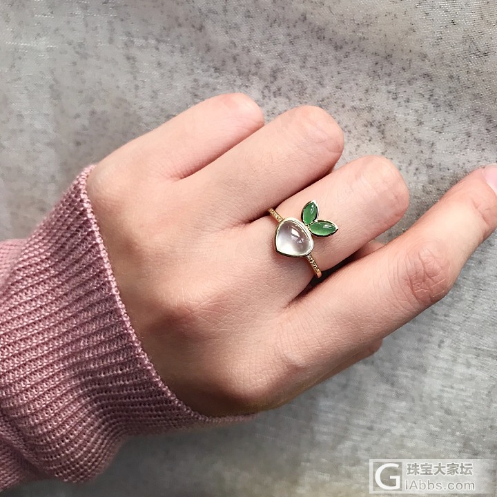 好漂亮的萝卜白冰满绿戒指~~手也好好看呐~~_戒指翡翠