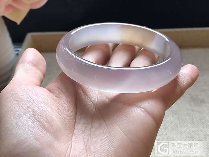 灰紫色俏色手镯_手镯玉髓
