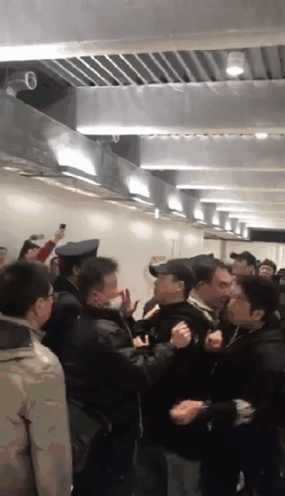 [转帖分享] 175名中国游客滞留日本机场 与警方发生冲突_贴图新闻闲聊