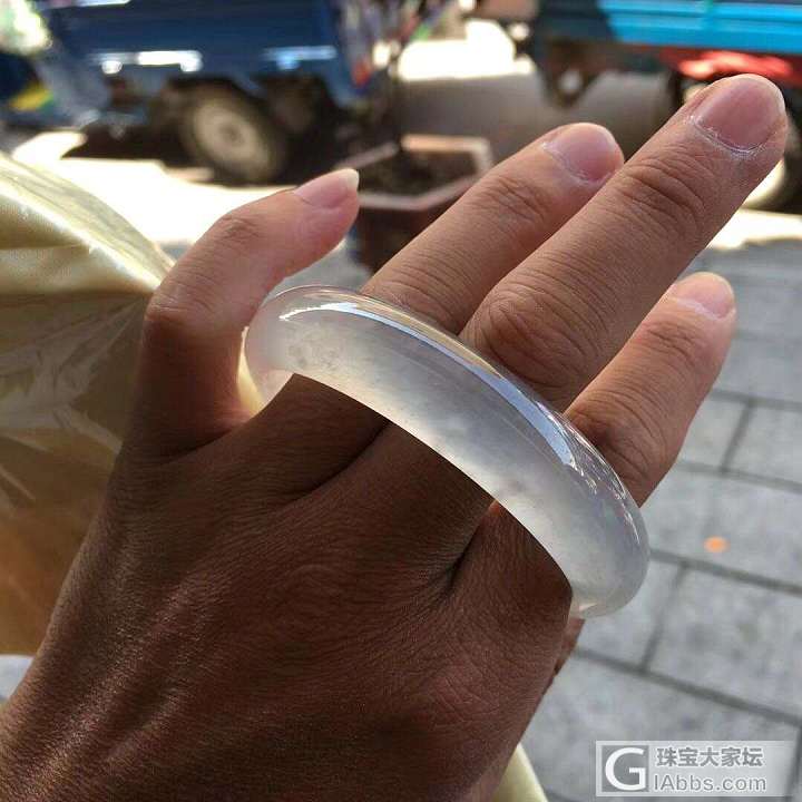 冰种起光，飘黄，内圈有矿点扣得到，56.5/14.2/7.6，四万，喜欢捡漏的懂..._手镯翡翠
