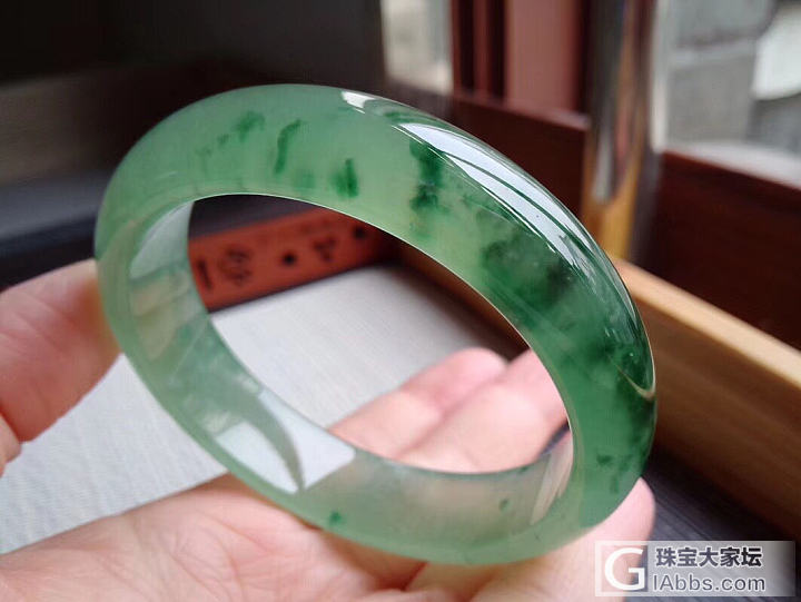 圈口56.7*14.3*7.0mm冰种起光晴水绿飘花宽边手镯。中五噢，编号0012_手镯翡翠