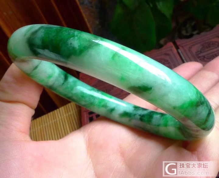 【翡翠名称】---56圈好种水润飘阳绿圆条手镯_手镯翡翠