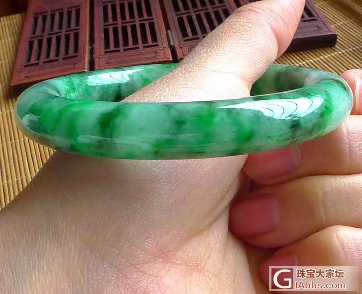 【翡翠名称】---56圈好种水润飘阳绿圆条手镯_手镯翡翠