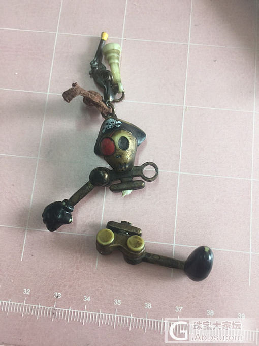 之前在某宝上看到凌美非官方海盗版本的创意，翻出初高中时候买的一个骷髅小挂件，蜜汁..._挂饰