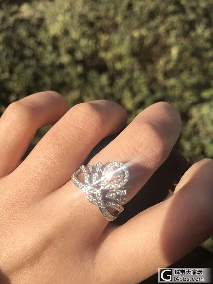 到达土耳其，秀个小钻戒，今年过年首饰之一_翡翠金手镯彩钻戒指