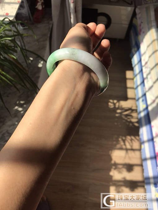阳绿58圈口翡翠镯子_手镯翡翠