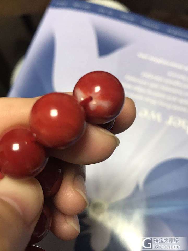 昨晚上拍的太暗了，自然光下的阿卡手串更美。_珠串珊瑚