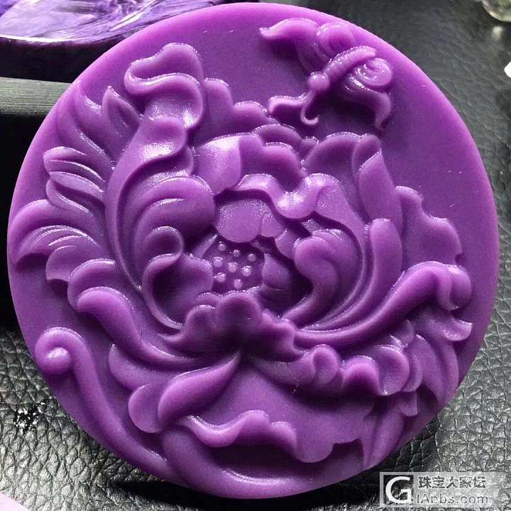 超美的紫云母雕刻圆牌吊坠 ，直径58.8mm左右浓浓的香芋紫 佩戴效果大气优惠价..._牌子挂件玉石