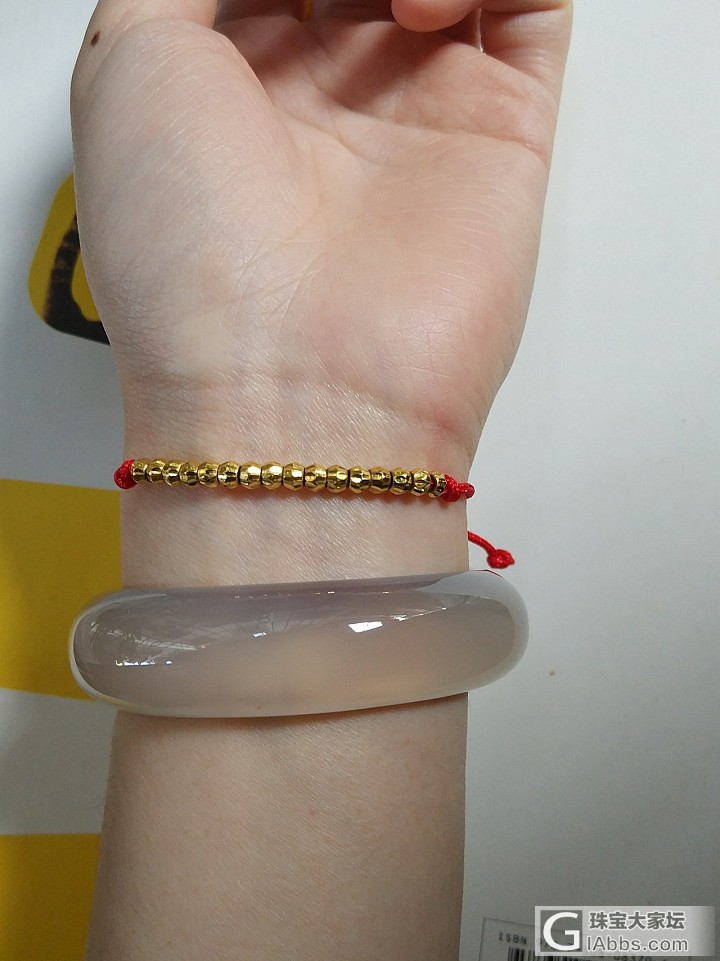 穿了条红绳手链戴手上连同两个黄金手链一起戴会觉得土吗_搭配