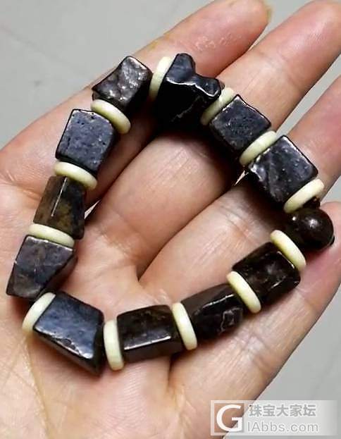 看看这陨石  西北非手串，41克   ，不知道值多少钱？请朋友们看看。谢谢_珠串玻璃陨石