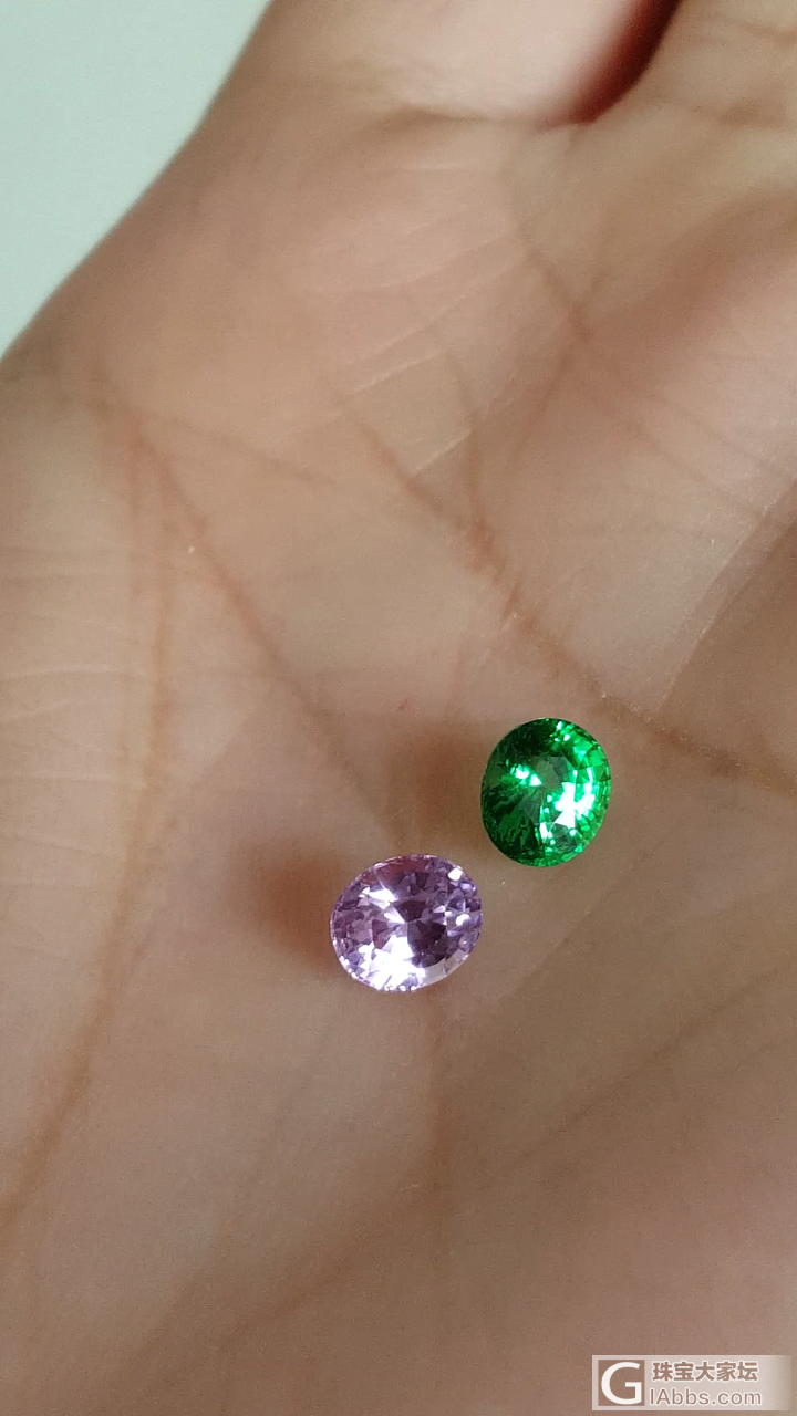 薰衣草紫尖晶石，和电光绿色沙弗莱_刻面宝石沙弗莱尖晶石