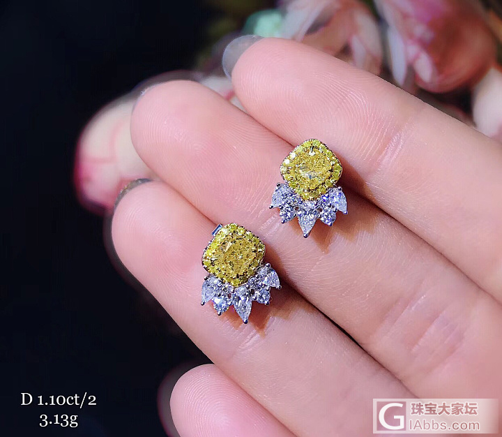 *成品黄钻* 
参数： 主石：1.10CT 白钻0.526CT 小黄0.15CT..._耳钉彩钻