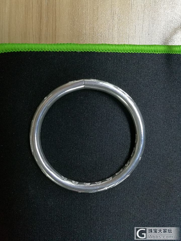 成峰鱼乐，到手的第一个镯子，用小珍的方法合拢了。建工醉荷和成峰牡丹砸花还在等工期_手镯银