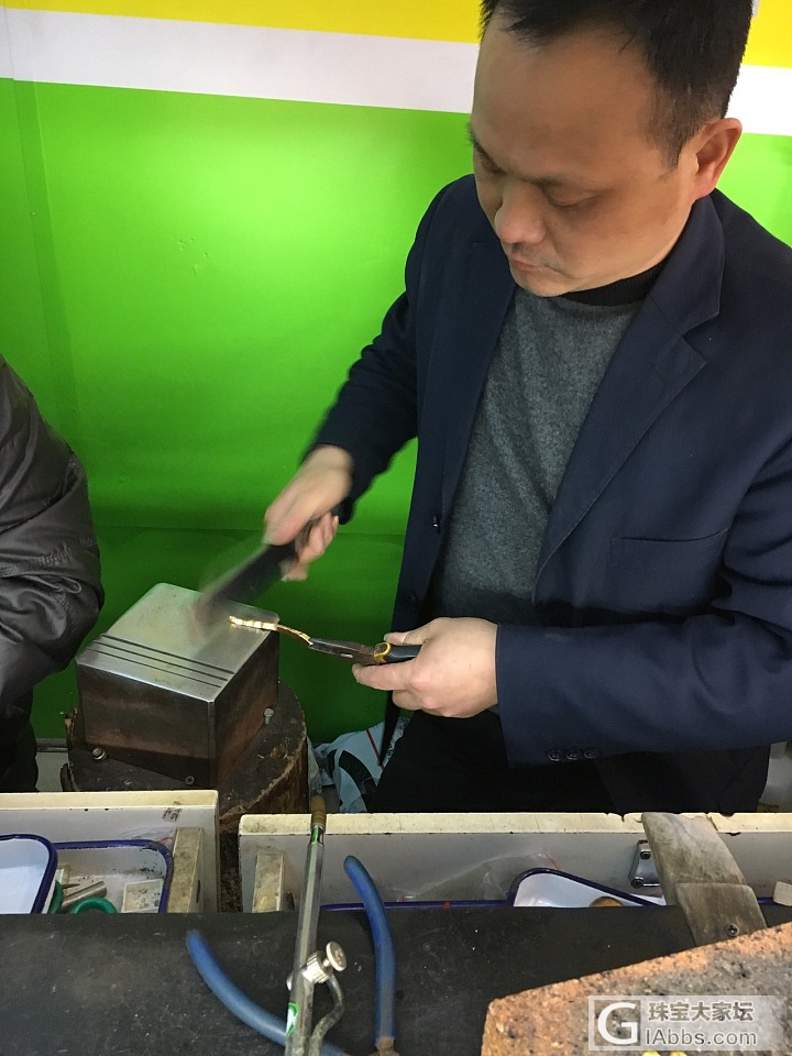 新鲜出炉 李师傅打的镯！_手镯打金
