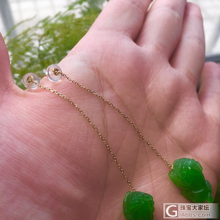 苹果绿耳线要不要配珍珠_耳线和田玉