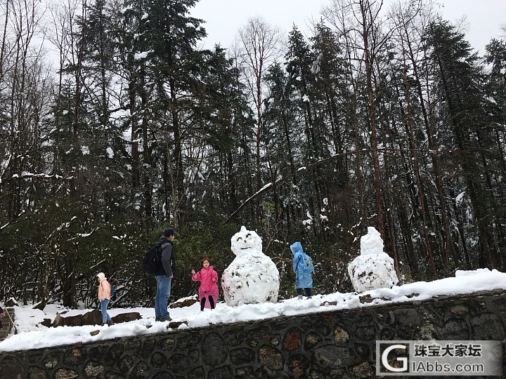 今天去海螺沟看到做好的雪人_旅游