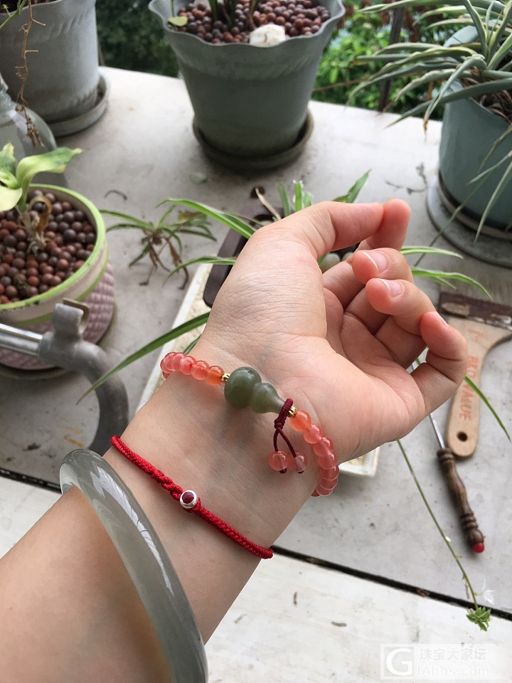 又跑去拔小草_南红珠串和田玉