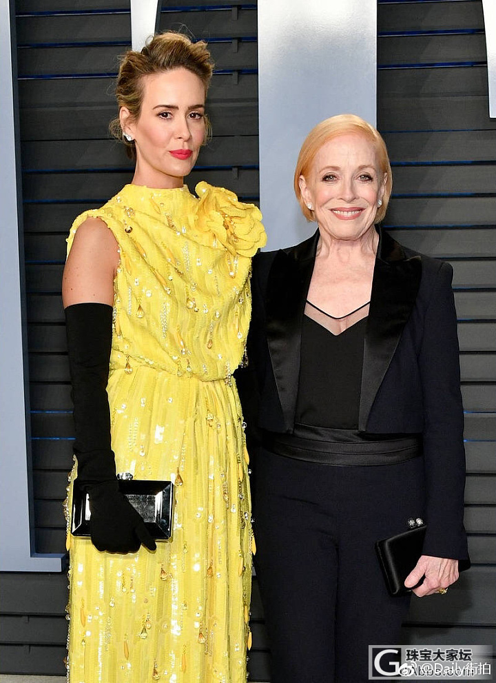 sarah paulson(莎拉-保罗森)和75岁的同性恋人 holland taylor(荷兰