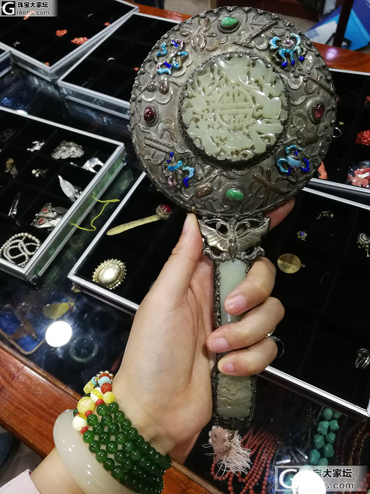 今天去了个卖古董的店子_古董首饰吊坠珊瑚