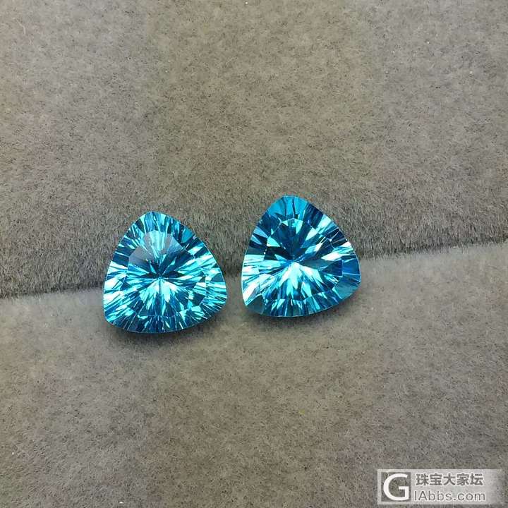 天然三角形天空蓝托帕石耳钉裸石 ，切工精湛！火彩一流！颜色赞！裸石总重：4.14..._刻面宝石托帕石
