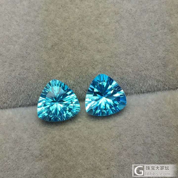 天然三角形天空蓝托帕石耳钉裸石 ，切工精湛！火彩一流！颜色赞！裸石总重：4.14..._刻面宝石托帕石