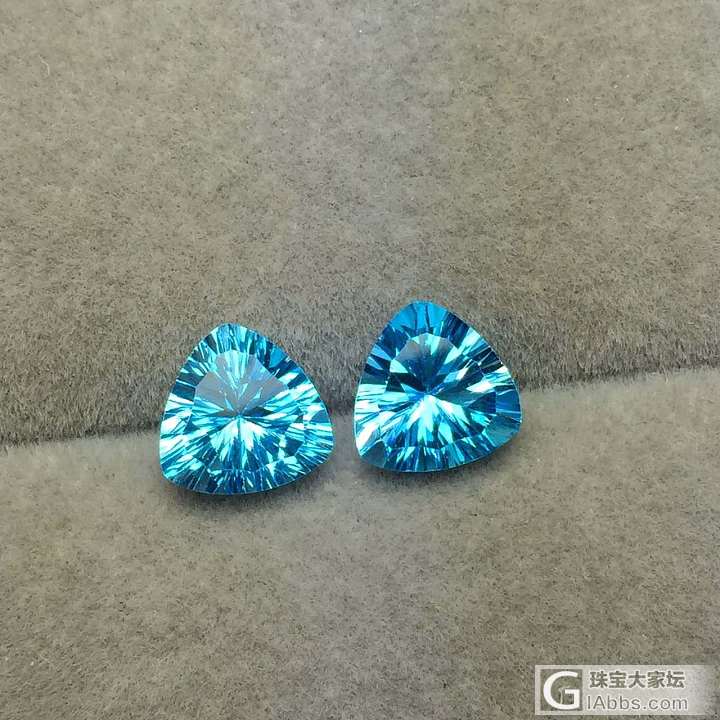 天然三角形天空蓝托帕石耳钉裸石 ，切工精湛！火彩一流！颜色赞！裸石总重：4.14..._刻面宝石托帕石
