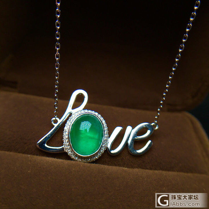 18k金镶嵌天然祖母绿锁骨链，Love，一生唯爱，款式经典大气！是不是很个性_彩色宝石
