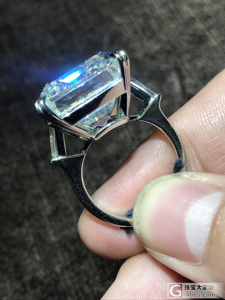 曝玛丽亚凯莉折价卖掉35克拉大钻戒套现_戒指钻石