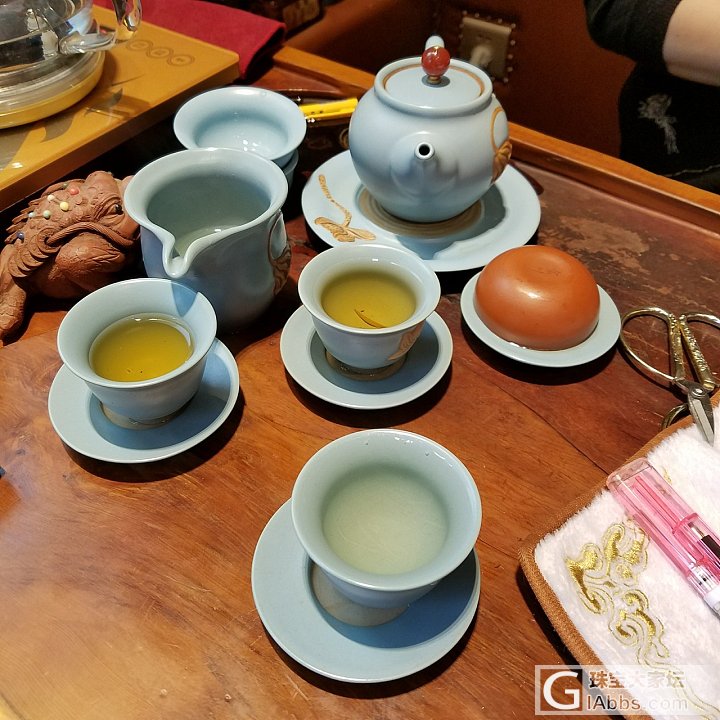 今天去阿姐店里喝茶，试镯子_翡翠手镯