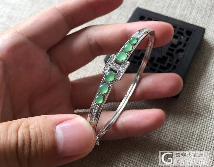 翡翠手镯,冰种,淡绿底色,925银锆石镶嵌,蛋面最大5x4mm,最小3.