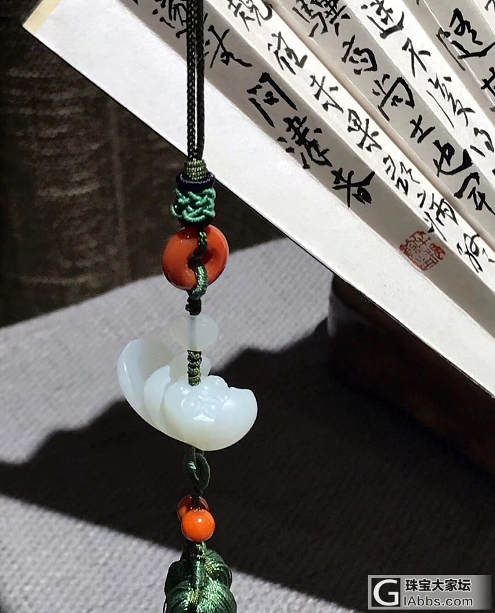 一扇香风摇不尽一一执扇而雅
布展中……
开展时间是6月21日一30日（明天上午九..._展会
