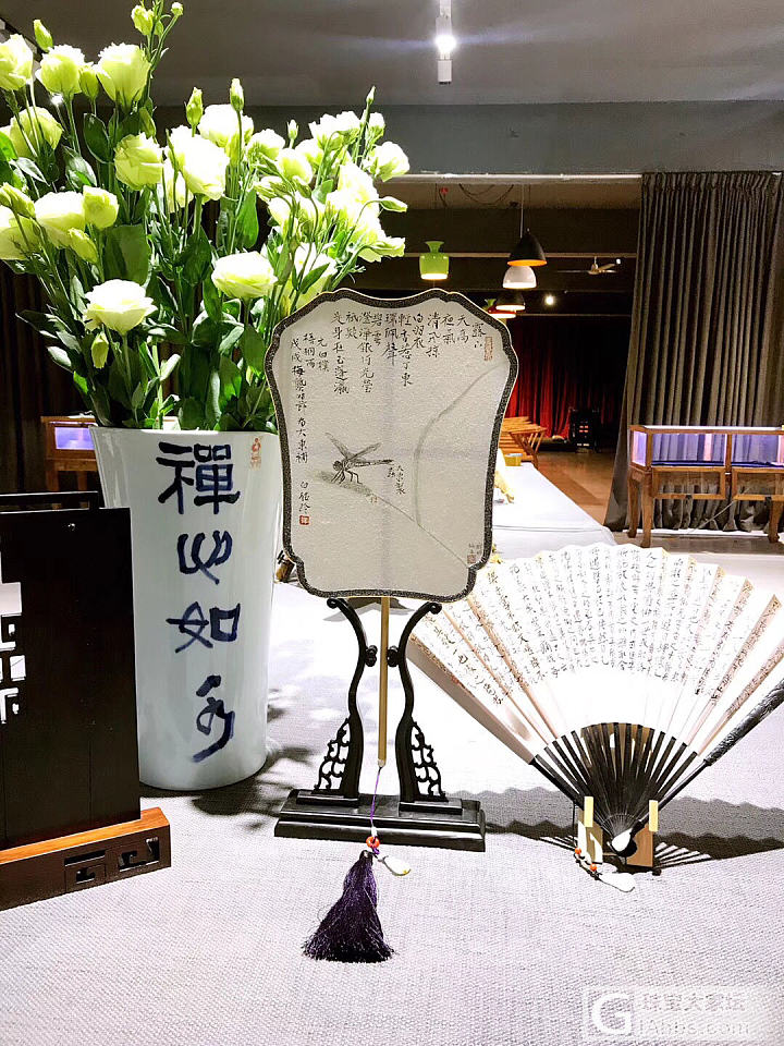 一扇香风摇不尽一一执扇而雅
布展中……
开展时间是6月21日一30日（明天上午九..._展会