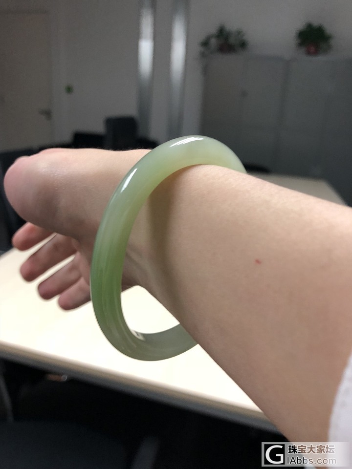 看中一个晴水底翠青细条，贵妃，但是太大了只能退回去了。_手镯和田玉