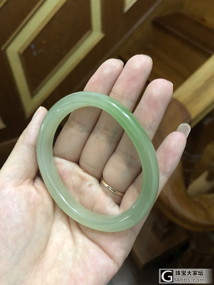 看中一个晴水底翠青细条，贵妃，但是太大了只能退回去了。_手镯和田玉