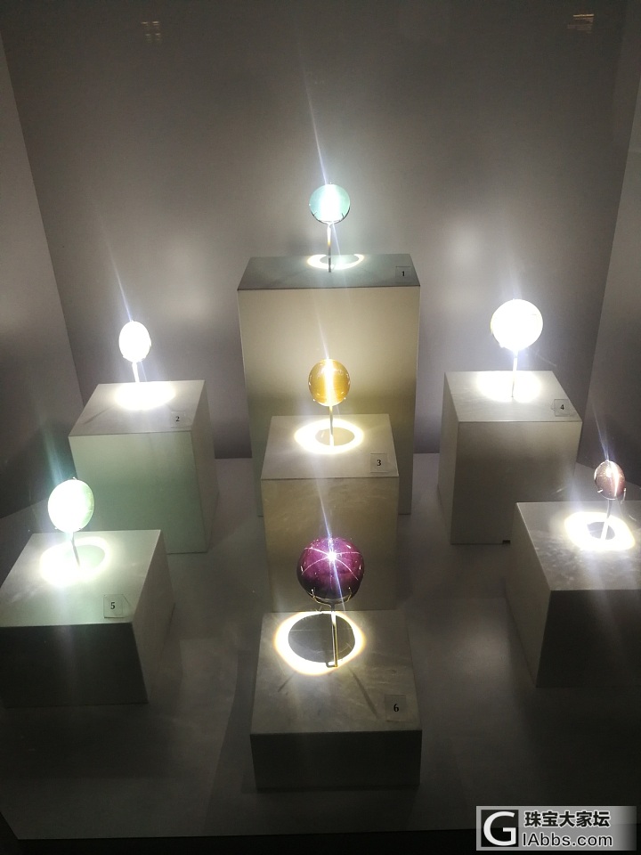 国外看到的珠宝展览_展会彩色宝石
