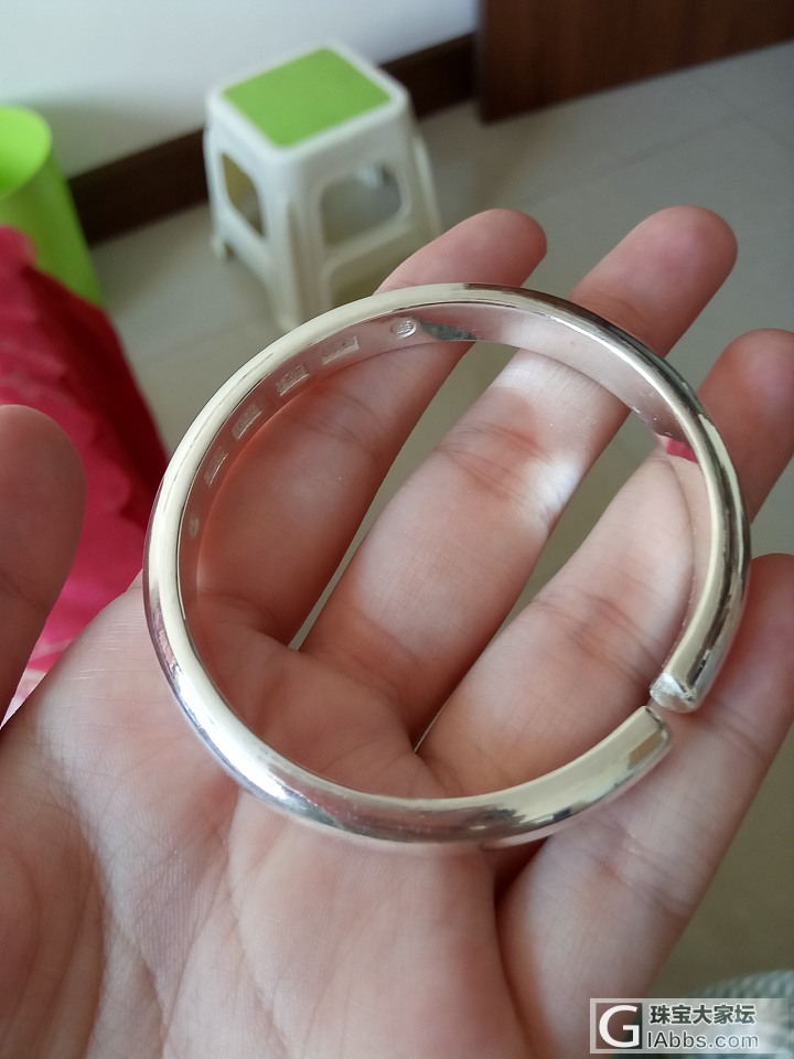 出洪生家窄厚手工银泥鳅背镯_手镯银
