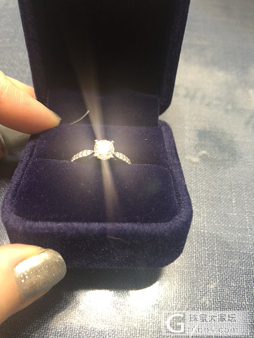 结婚十年，一颗小钻作纪念_戒指钻石