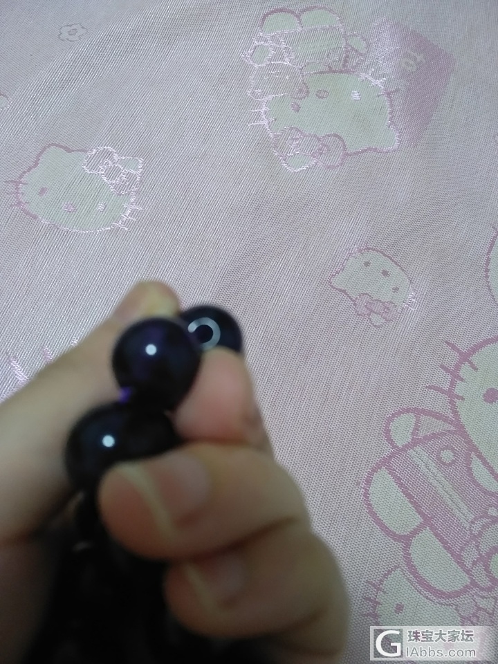 请问是不是水晶珠子孔位出现这种瑕疵正常吗？灯光下这颗珠子里面有冰裂_珠串紫水晶