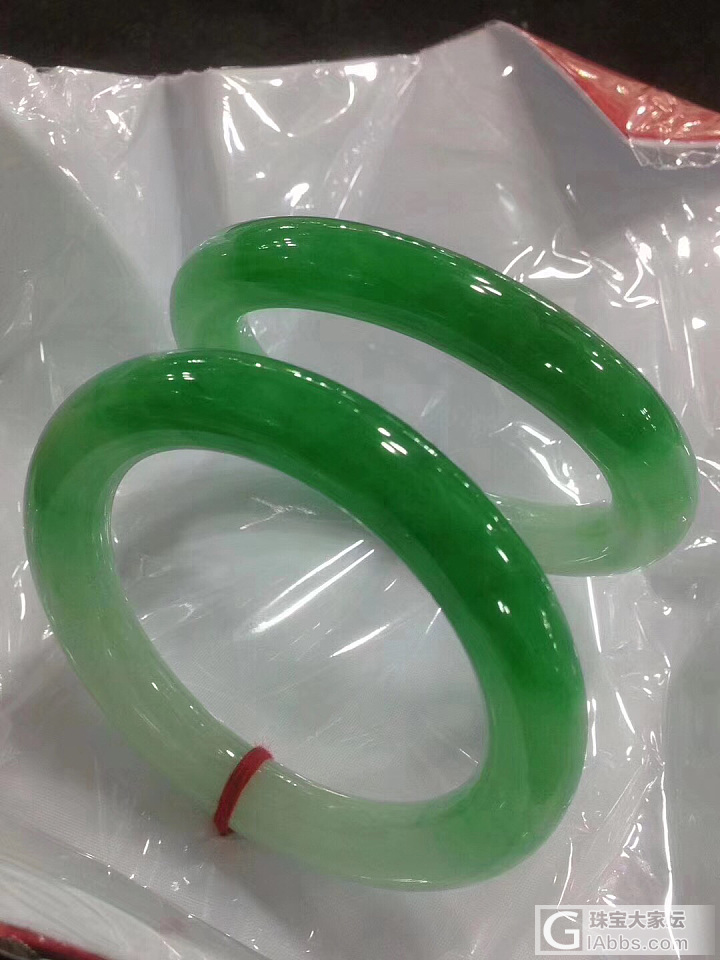 昨天一名小偷在平洲汇玉2期，假借拿到自然光去看一下结果就拿跑了。监控录像这个人_翡翠